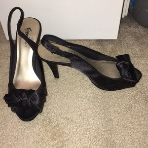 Black pumps